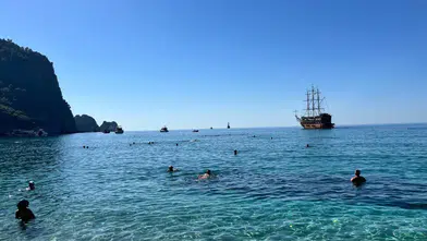 Alanya'da Deniz Suyu 25 Derece: Kleopatra Plajı'nda Ekim Sonu Yoğunluğu