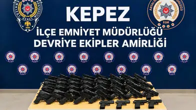 Kepez'de Gizlenen Cephanelikten Onlarca El Yapımı Tabanca Çıktı