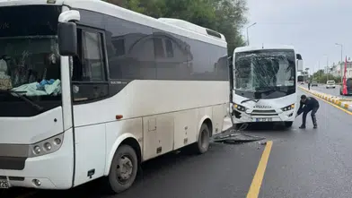 Serik Boğazkent Caddesi'nde Tur Midibüsü Arızalı Araca Çarptı