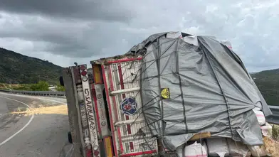 Konya-Antalya Kara Yolunda Saman Yüklü TIR Devrildi