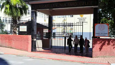 Muratpaşa'da KPSS Bitti, Kapılar Üzerine Kilitlendi! İtfaiye Kurtardı