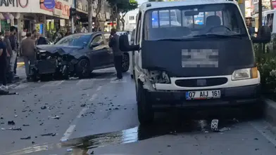Manavgat'ta Kırmızı Işık İhlali Yapan Kamyonet Otomobile Çarptı: 2 Yaralı