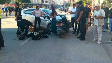 Serik'te Otomobil ile Motosiklet Çarpıştı: Savrulan 2 Genç Yaralandı