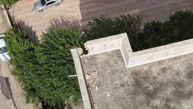 Kozan'da Yıldırım Dehşeti: Çatıdan Kopan Parçalar Araçları Ezdi
