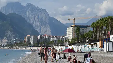 Antalya'da Güneşli Hava Keyfi: Köpeğiyle Denize Girdi