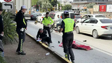 Kepez'de Mendil Satarken TIR'ın Altında Can Verdi