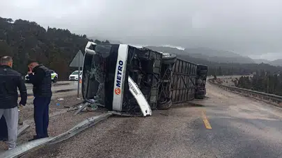 Antalya'dan Yola Çıkan Otobüs Devrildi: 15 Yaralı