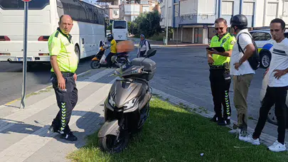 Manavgat’ta Motorlu Bisiklet Trafik Levhasına Çarptı: Sürücü Yaralandı