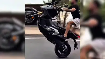 Alanya'da Kasksız Akrobatik Hareketler Yaptı! Hem Ceza Yedi Hem Ehliyeti Gitti