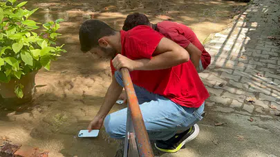 Hatay'da Aşırı Sıcakta Çözüm: Telefonları Suda Soğuttular