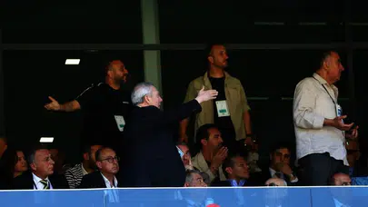 Fenerbahçe Kongresinde Gerginlik! Aziz Yıldırım Tezahüratları Sonrası Arbede Çıktı