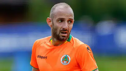 Alanyaspor Kaptan Efecan Karaca ile Yolları Ayırdı!