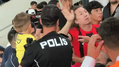 Tribünde Minik Taraftara Skandal Müdahale! Zorla Formasını Çıkardılar