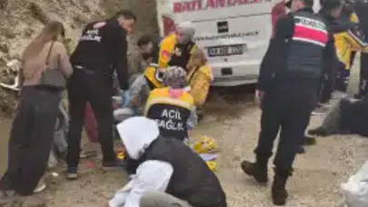 Korkuteli'nde Yolcu Midibüsü Kazası: 9 Yaralı Hastaneye Kaldırıldı