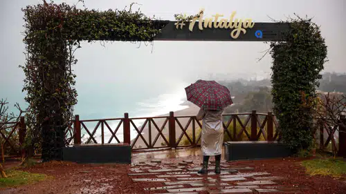 Antalya’da Deniz Şaha Kalktı! Dev Dalgalar 25 Metrelik Falezleri Aştı