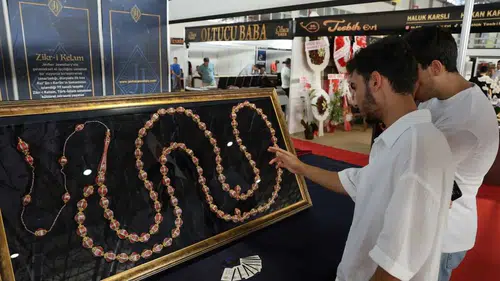 Adana’da Bu Tespihe Paha Biçilemiyor! Kur’an-ı Kerim’in 604 Sayfası İşlendi