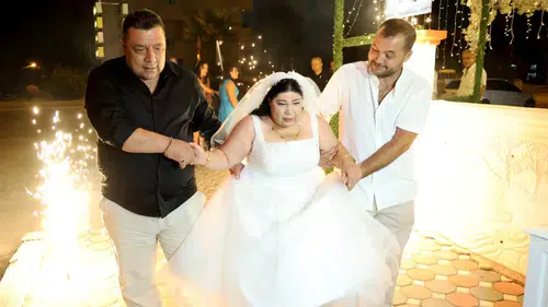 Adana’da Gelinlik Hayali Gerçekleşti! Duygusal Düğünde Gözyaşları Sel Oldu