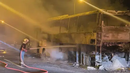 Adana’da Seyir Halindeki Yolcu Otobüsü Demir Yığını Oldu!