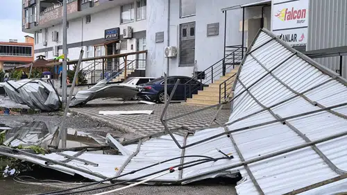 Hatay’da Fırtına Çatı Uçurdu! 2 Araç Kullanılamaz Hale Geldi