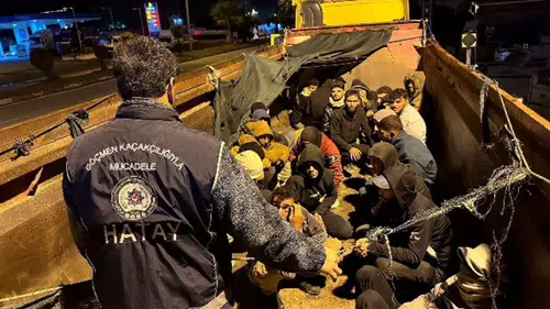Hatay’da Kamyon Brandasının Altında Gizli Yolculuk Polise Yakalandı!
