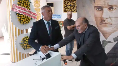 İYİ Parti Tarsus Kongresi’nde Gerginlik! Konuşma Kürsüsü Devrildi
