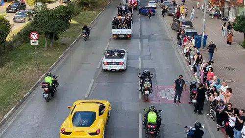 Altın Portakal Korteji Antalya’yı Salladı: Coşku Sokaklara Taştı!