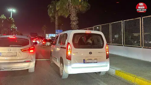 Antalya Havalimanı’nda Araç Kuyruğu Krizi Sürüyor