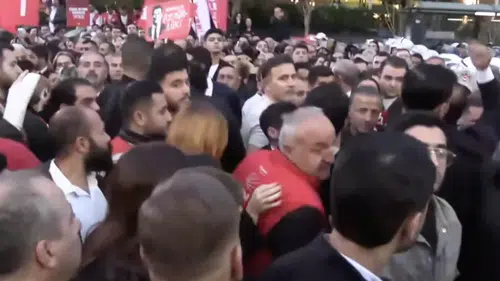 TRT Yayını Tartışması Büyüyor: CHP Yürüyüşü Polis Engelinde