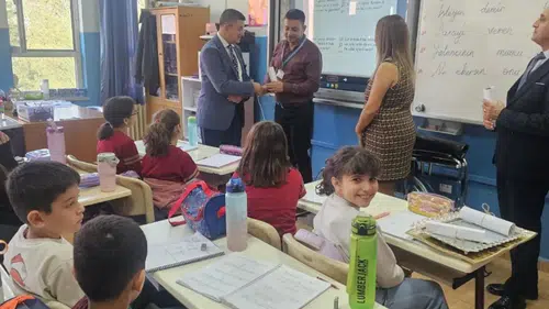 Hatay’da Hediye Kabul Etmeyen Öğretmen Adına Kalpleri Isıtan Jest!