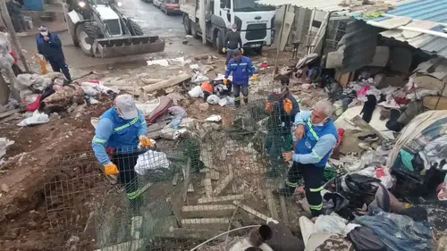 Mersin’de Mahalleyi Ayağa Kaldıran Evden 10 Kamyon Çöp Çıktı!