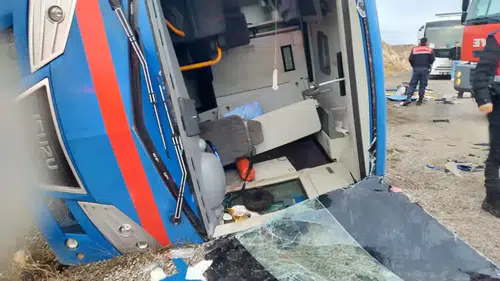 Antalya'ya Gelen Cezaevi Nakil Aracı Devrildi: Yaralılar Var