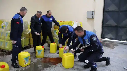 Mersin’de Yağ Deposu Basıldı: Her Bidondan Su Çıktı!