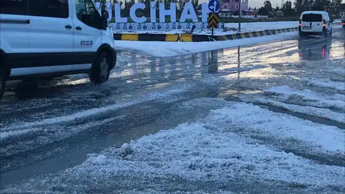 Hatay’da Dolu Alarmı: Yollar ve Tarlalar Beyaza Büründü!