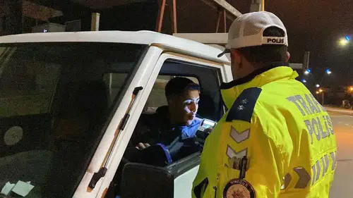 Burdur’da Alkollü Sürücü Paniği: Kaldırıma Çıktı Ama Kaçamadı!