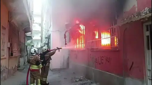 Hatay’da Kumaş Deposu Küle Döndü: İtfaiye Zamanla Yarıştı!