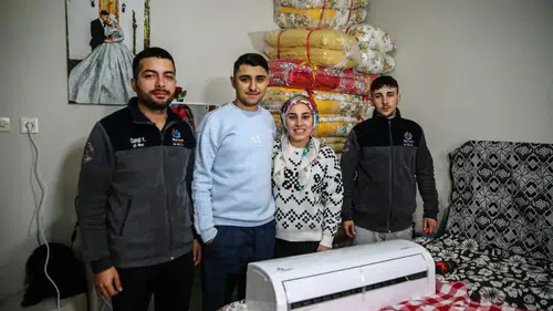 Adana Sıcağında En Değerli Takı: Altın Yerine Klima Taktı!