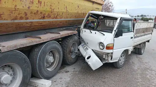 Keresteciler Sitesi’nde Feci Kaza! Kamyonet Park Halindeki Dorseye Çarptı