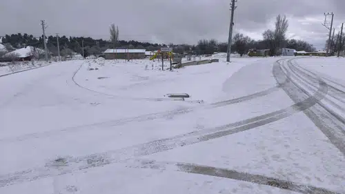Afyonkarahisar Beyaza Büründü: Rakımı Yüksek Bölgelerde Kar Fırtınası Kapıya Dayandı!