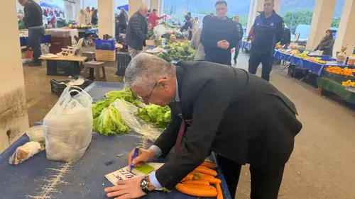 Kemer’de Başkan Pazara İndi, Tezgahta Fiyat Hamlesi Yaptı