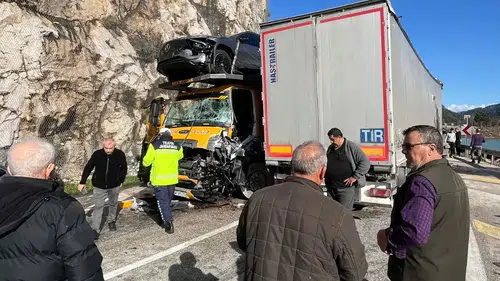 Burdur Yolunda İki TIR Çarpıştı