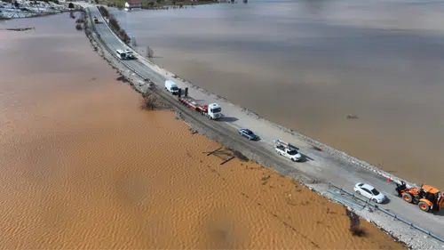 Fethiye-Antalya Yolunda Baraj Taştı, Ulaşım Tek Şeride Düştü