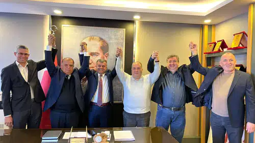 Adlıhan Dere'nin koltuğunu sarsan 'birlik' pozu