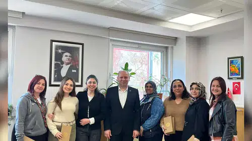 Tarım İş Antalya Şube Başkanı Feyzi Özer’den Emekçi Kadınlara Hediyeli Kutlama