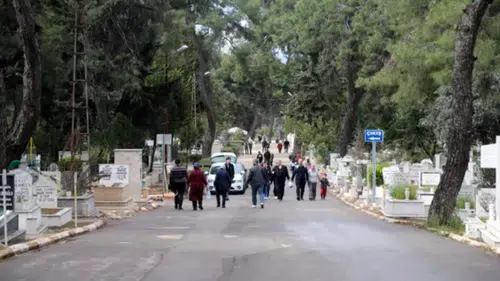 Uncalı’da Arefa Yoğunluğu: Kabirler Çiçeklerle Donatıldı