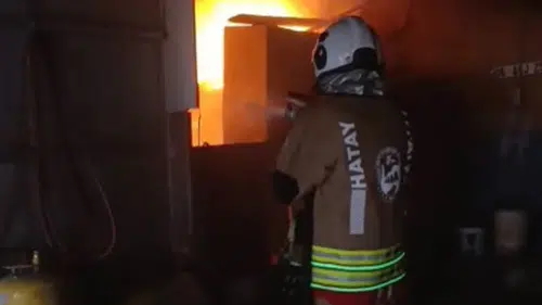 Reyhanlı’da Geceyi Alevler Aydınlattı: İş Yeri Küllere Döndü