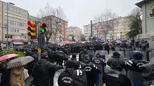 Gazetecilere Kadıköy’de Polis Ablukası! "Korkmuyoruz, Yazmaya Devam Edeceğiz"