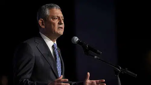 CHP lideri saat verdi: Özgür Özel’den belediye önünde buluşma çağrısı