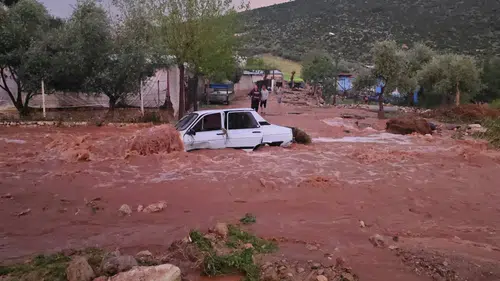 Adana Kozan'da Sel Felaketi: Tele Tutunan Kurtuldu, Arkadaşı Sele Kapıldı!