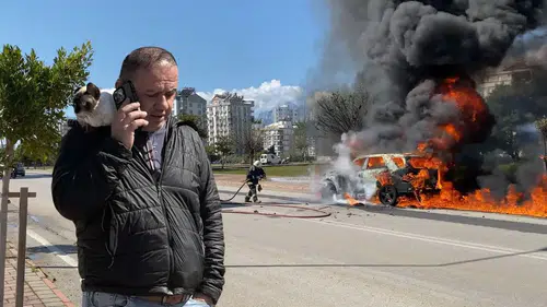 Uncalı’da Alev Topuna Dönen Araçtan Kedisini Kurtardı