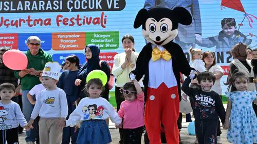 Antalya’da 23 Nisan Coşkusu: Cam Piramit’te Renkli Anlar